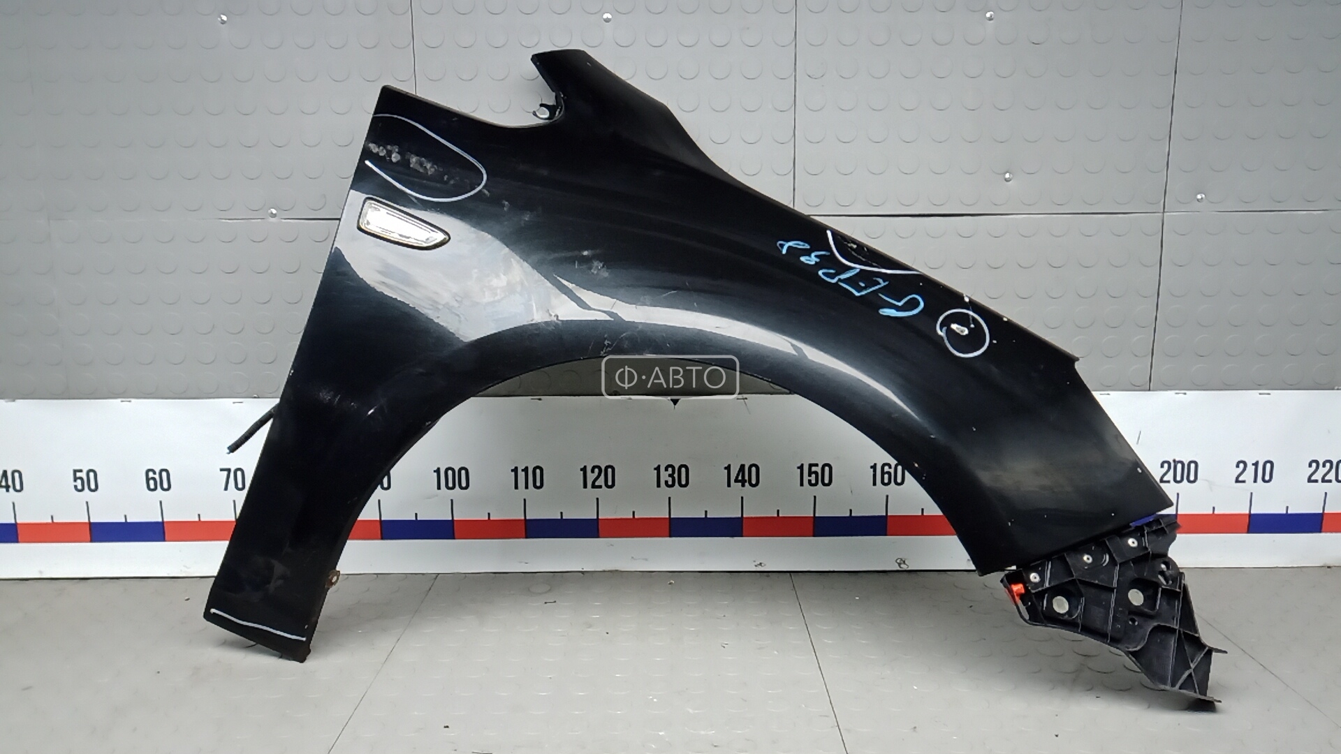 Крыло переднее правое