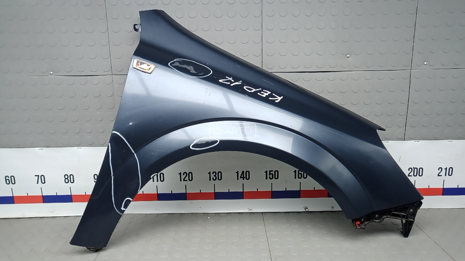 Крыло переднее правое