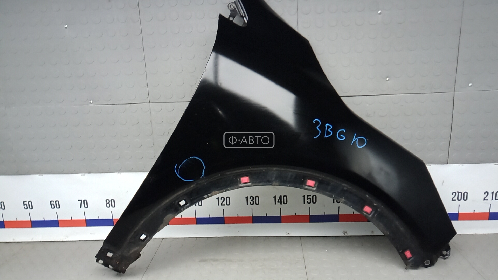 Крыло переднее правое