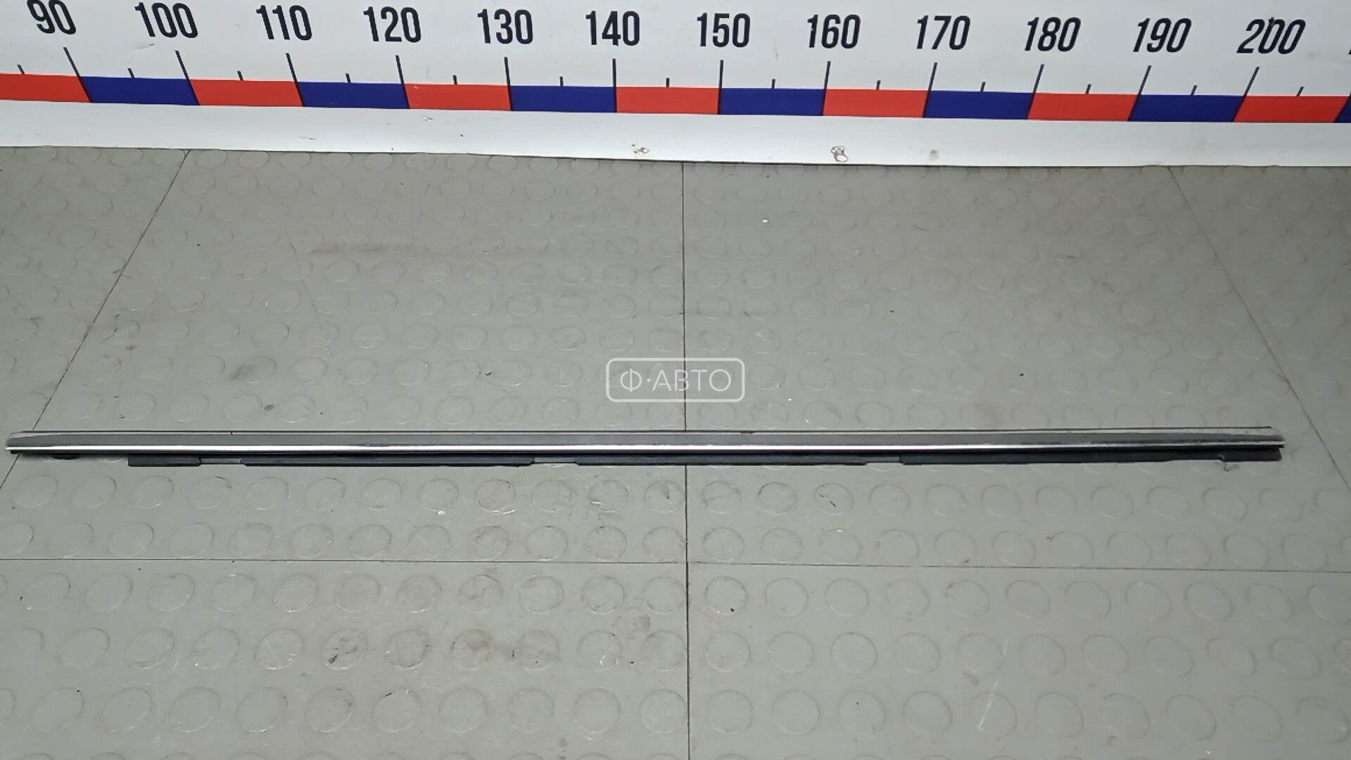 Молдинг двери передней правой