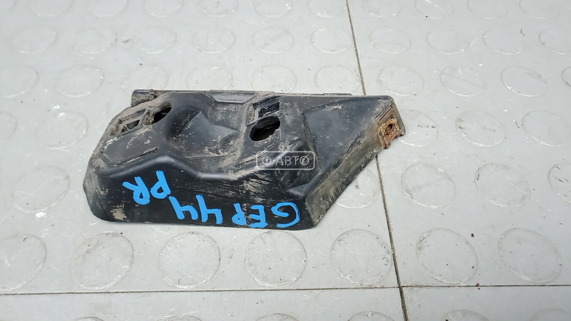 Крепление бампера переднее