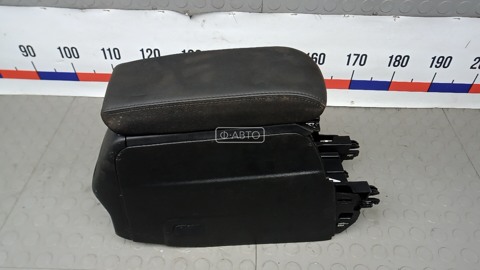 Подлокотник центральный