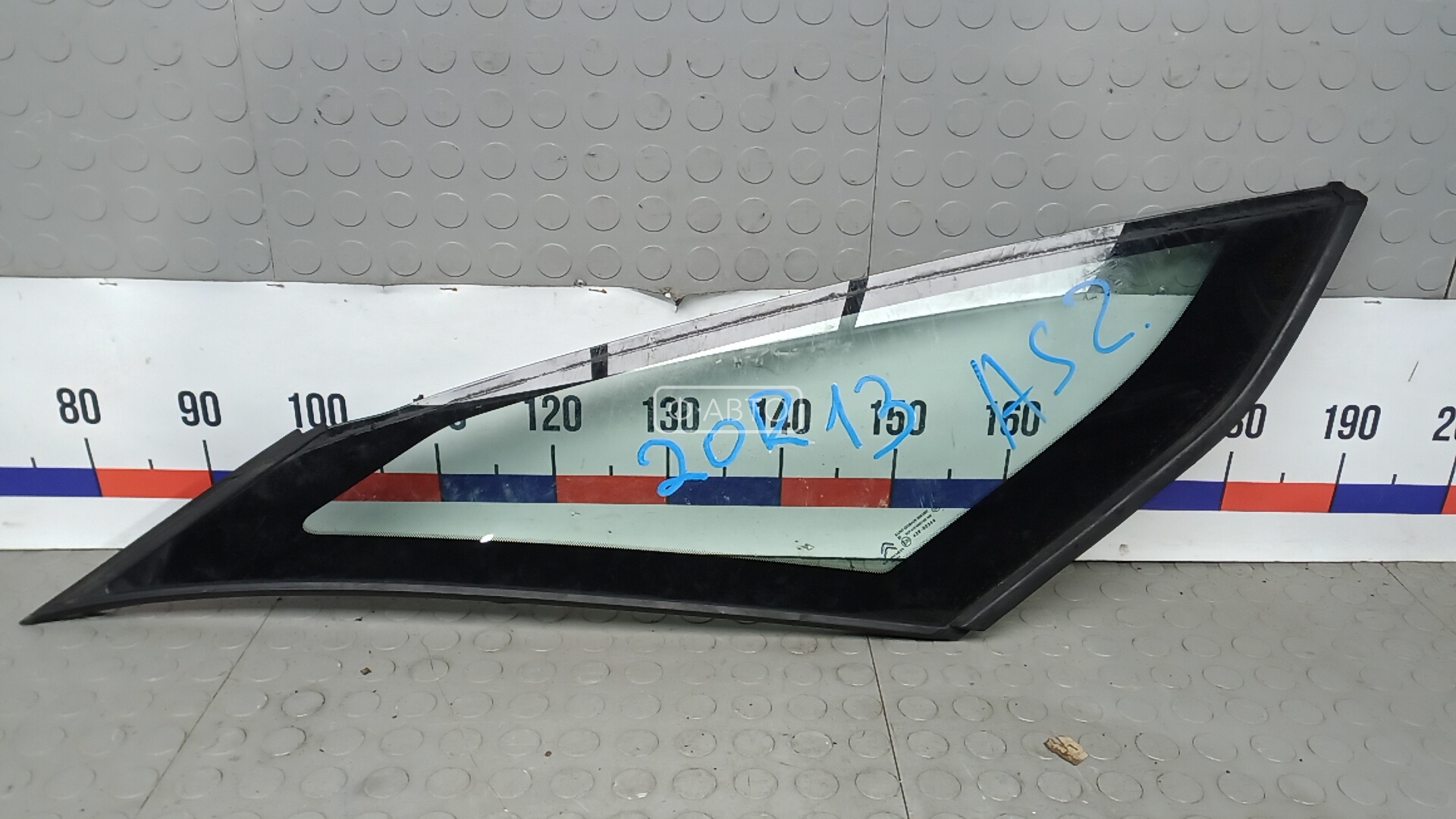 Стекло кузова боковое переднее правое