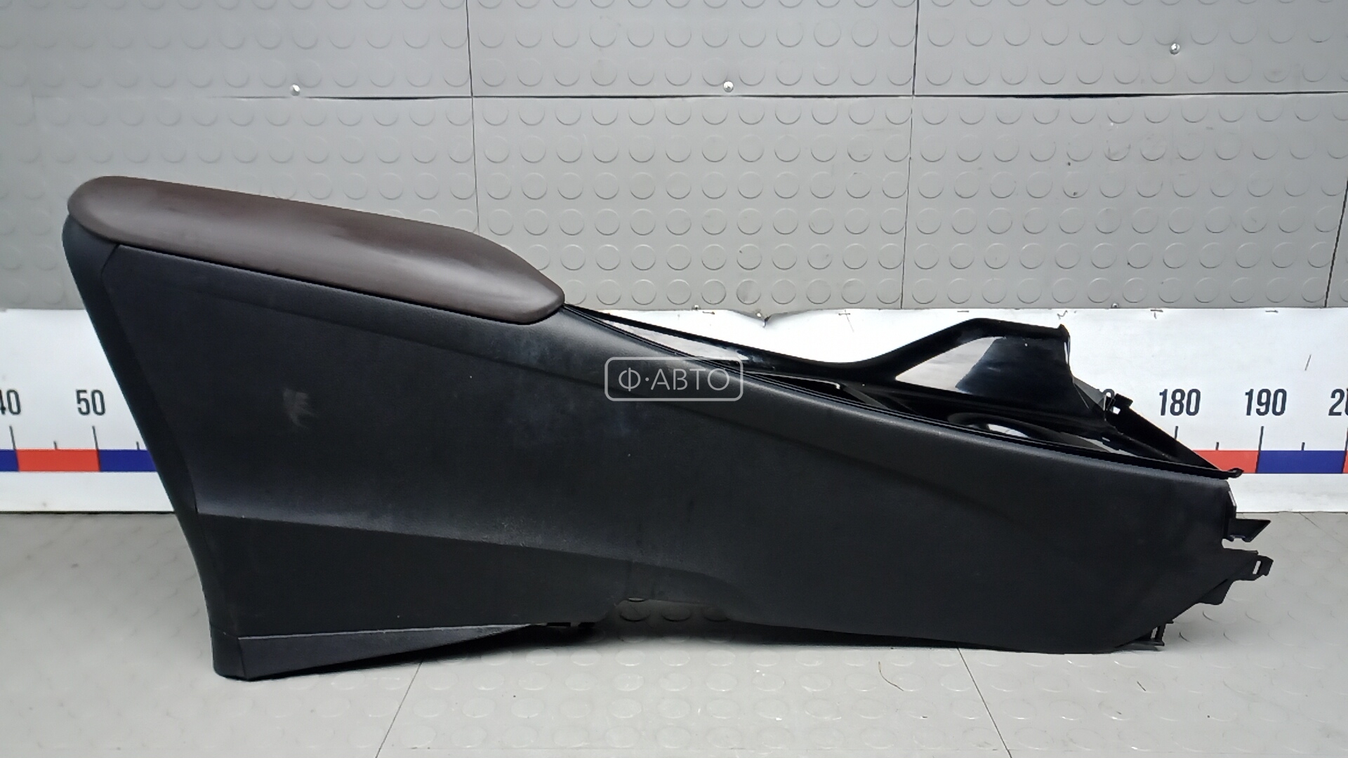 Подлокотник центральный