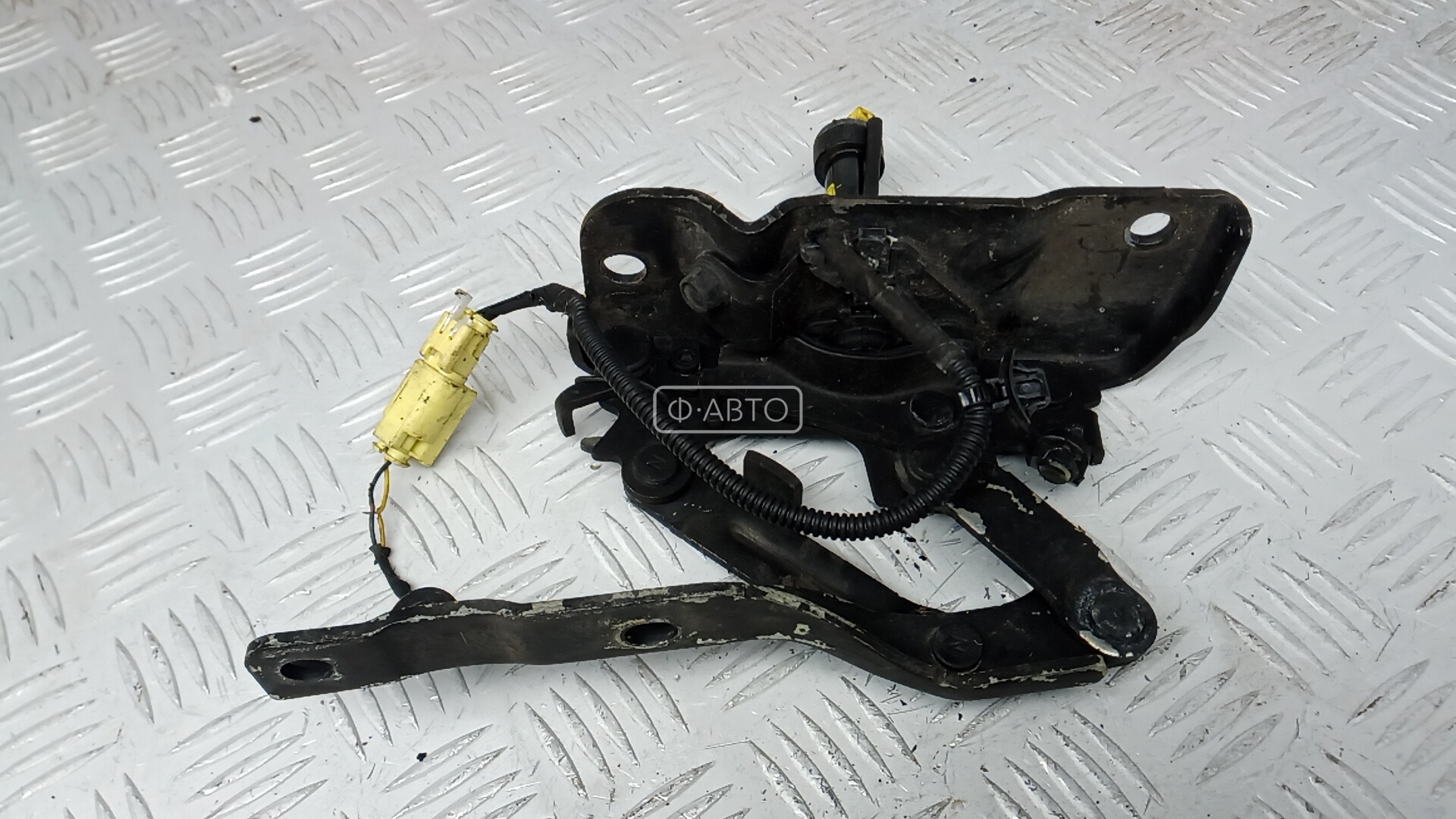 Петля капота