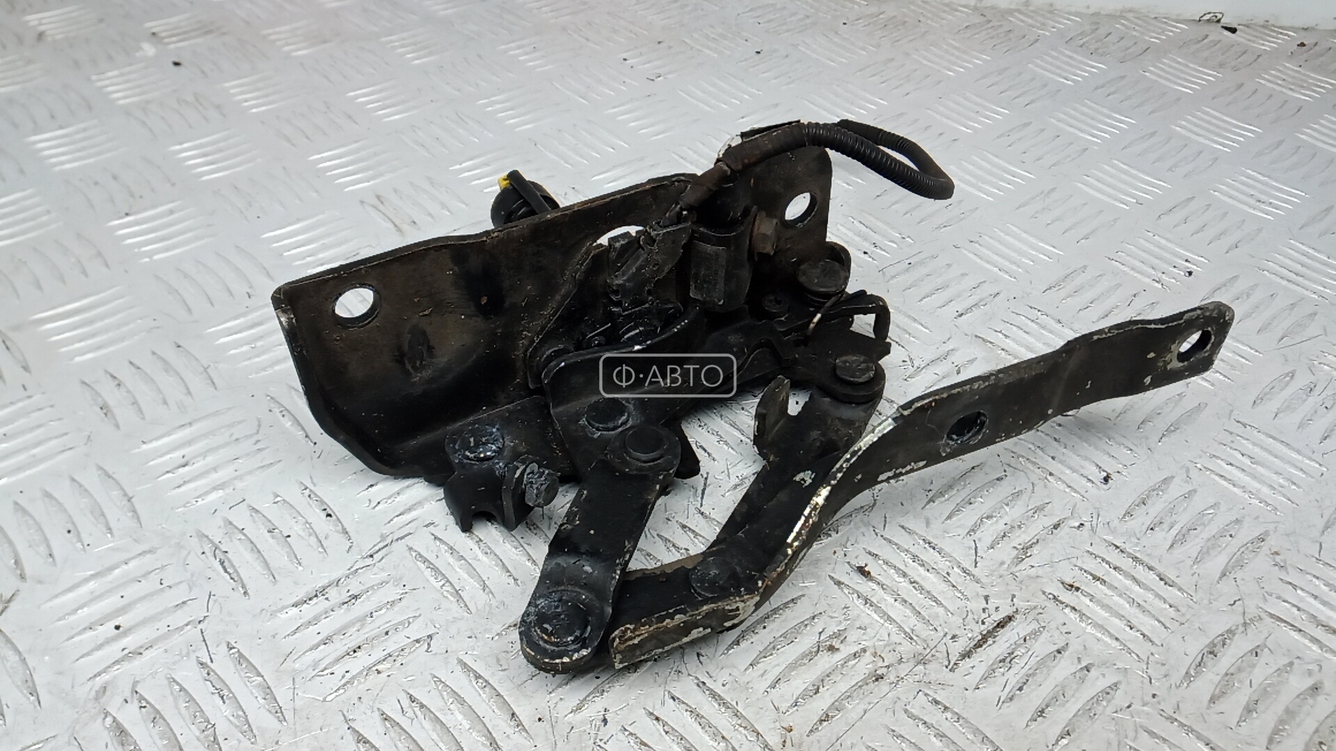 Петля капота