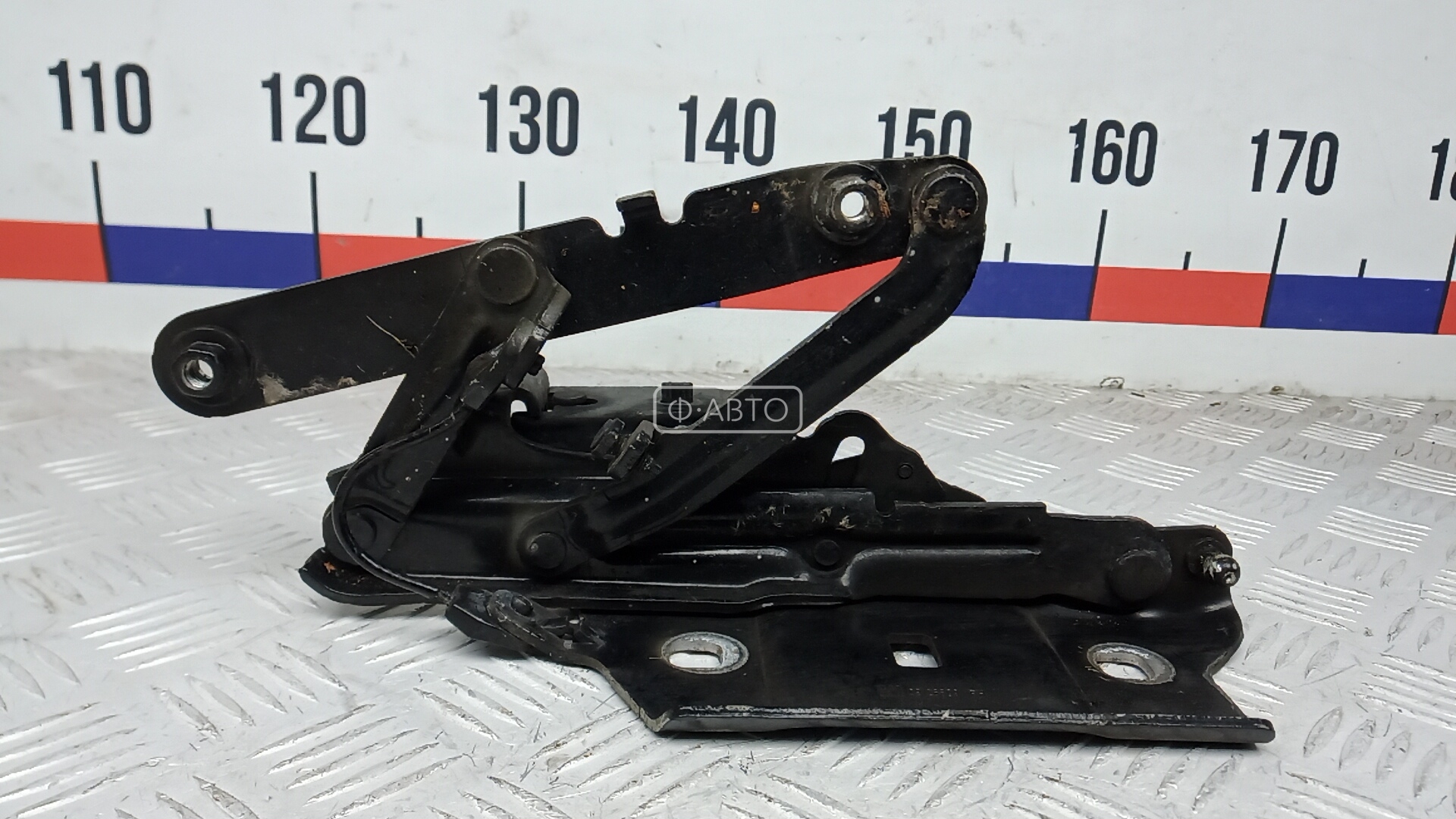 Петля капота