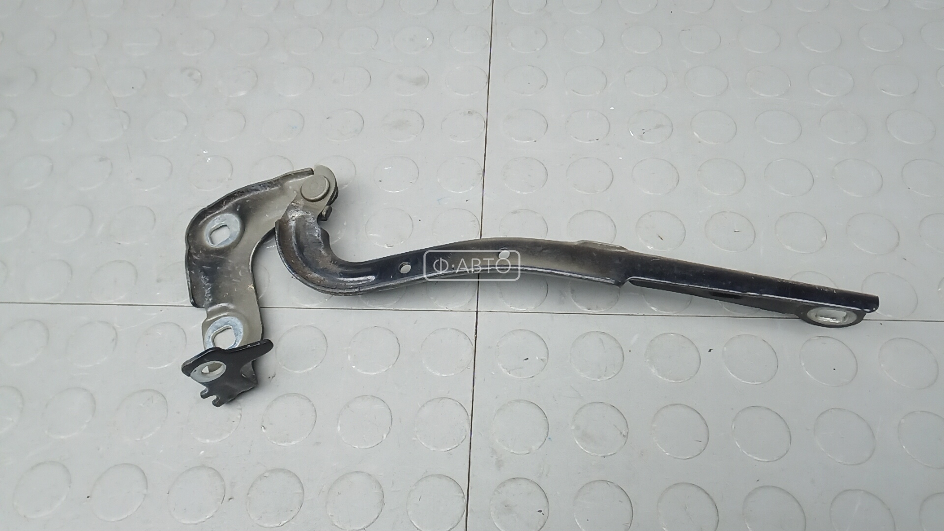 Петля капота