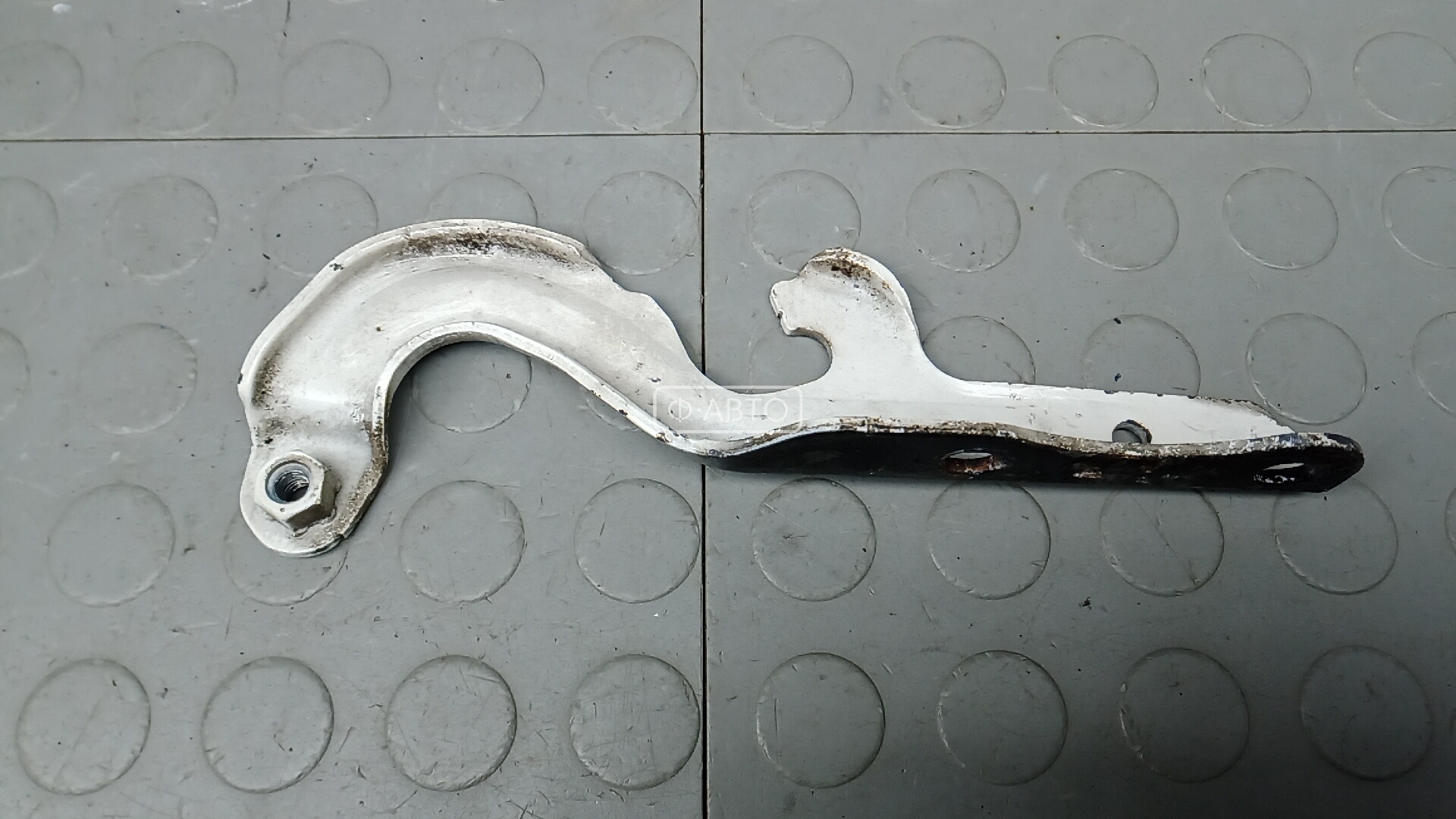 Петля капота