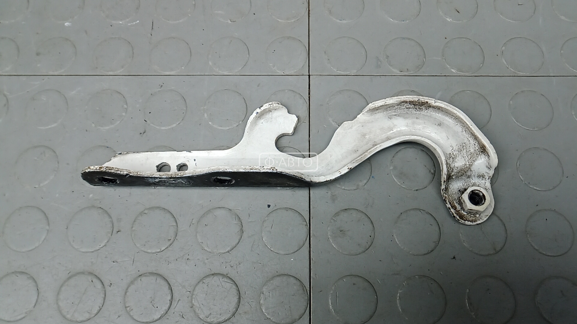 Петля капота