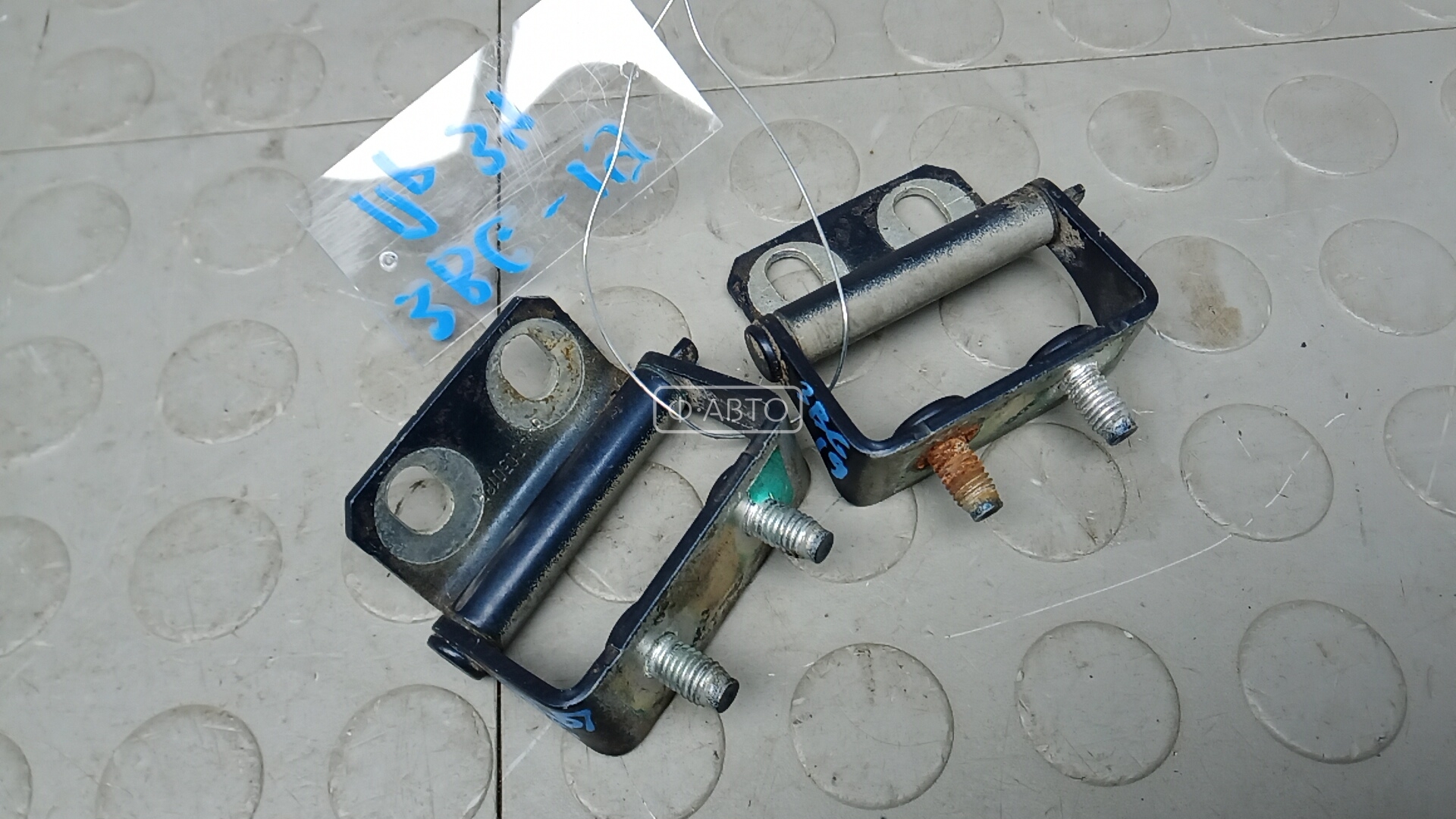 Петля крышки багажника