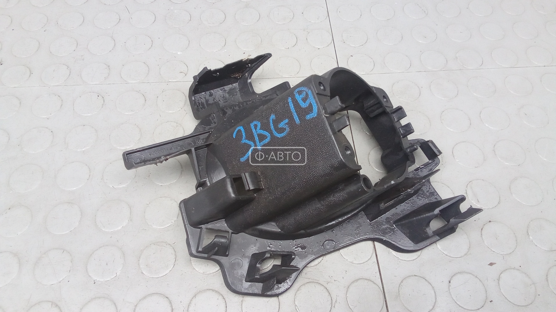 Крепление бампера переднее