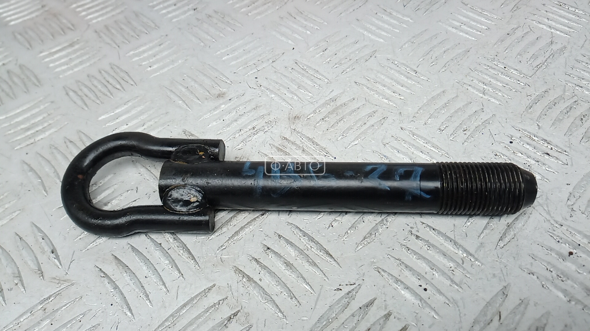 Крюк буксировочный