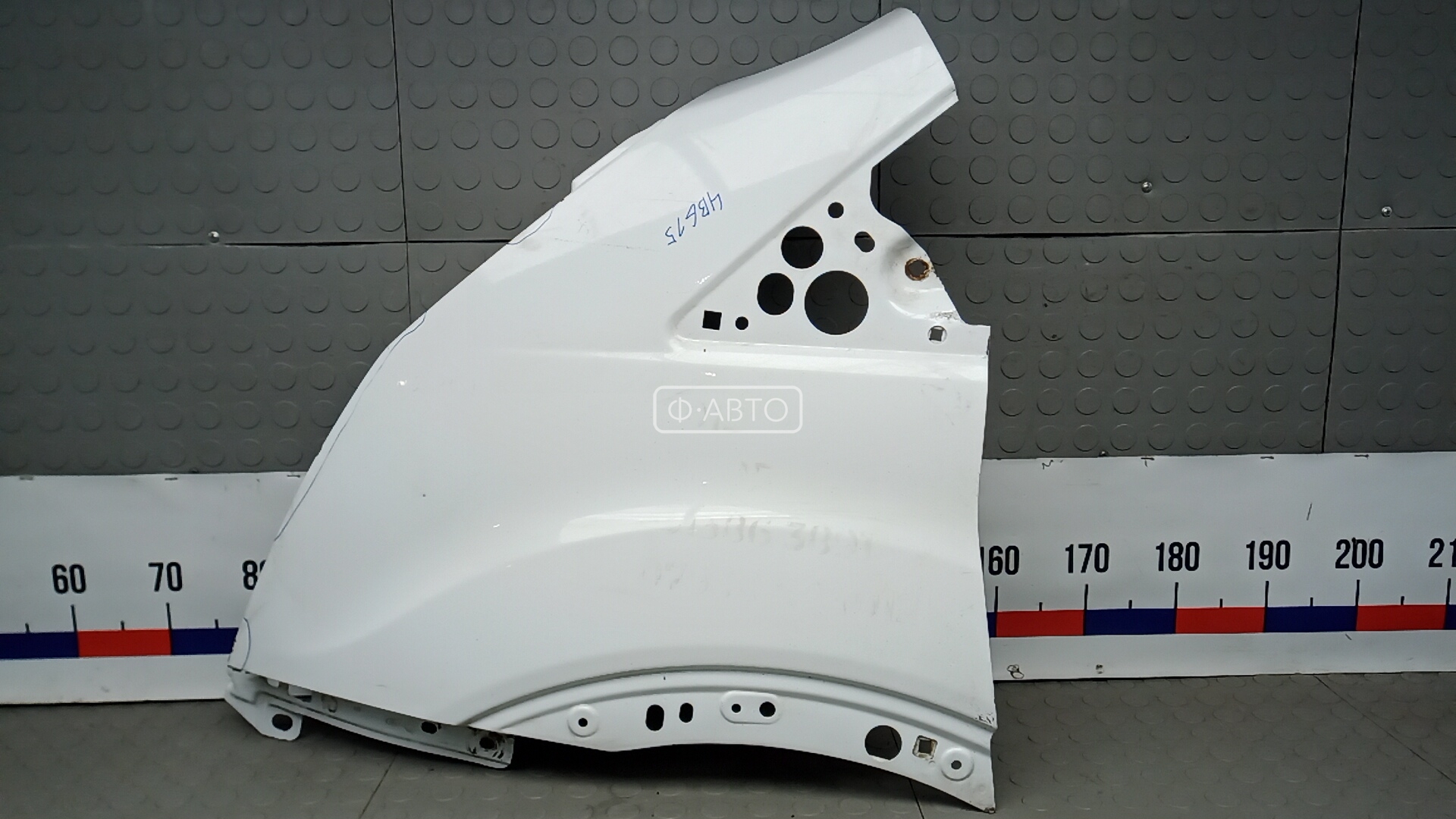 Крыло переднее левое