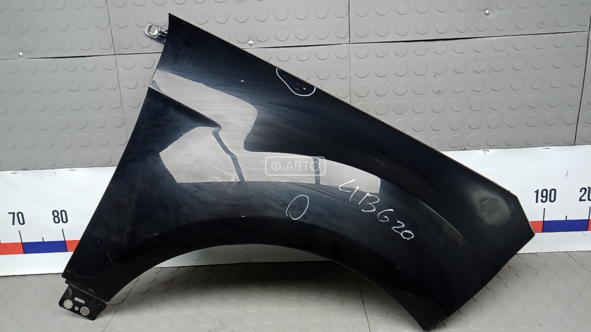 Крыло переднее правое