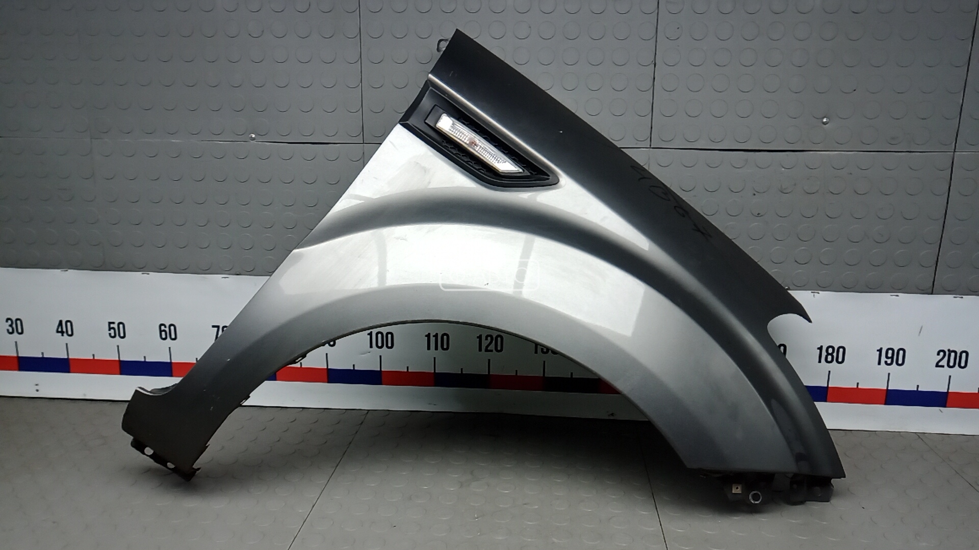 Крыло переднее правое