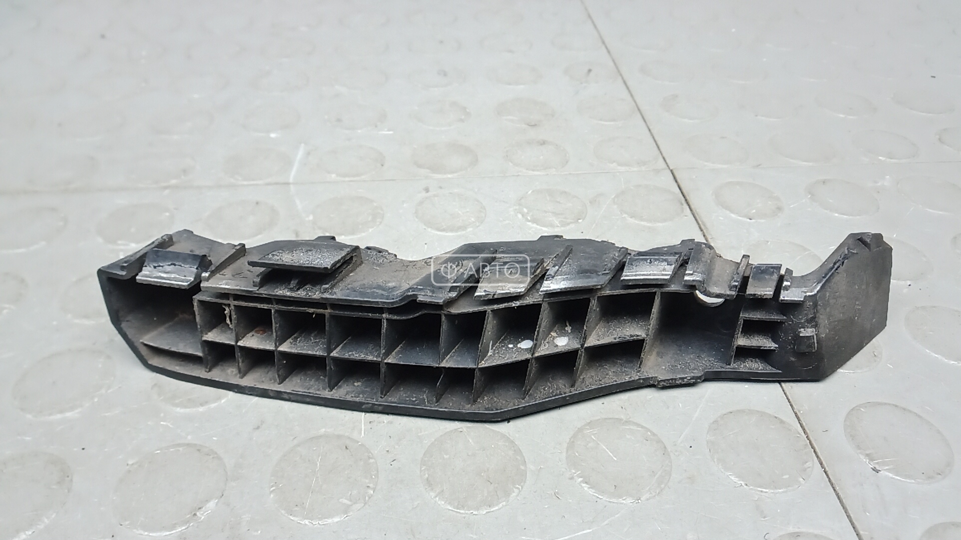 Крепление бампера переднее