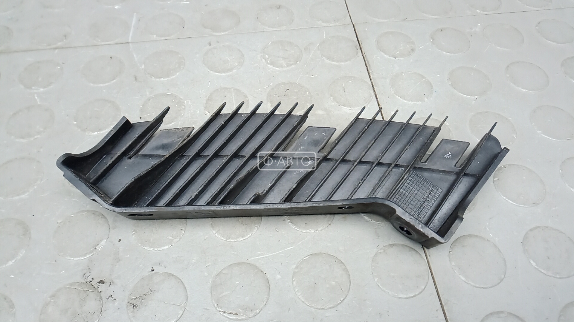 Крепление бампера переднее