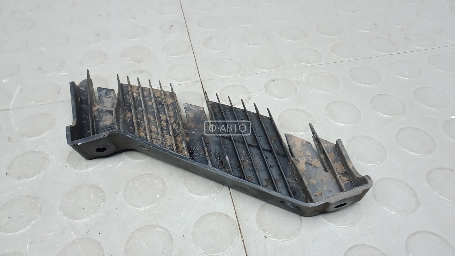 Крепление бампера переднее