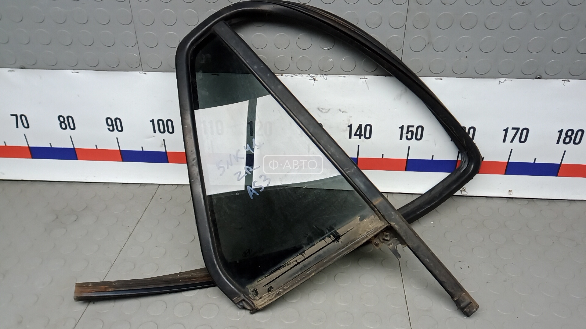 Форточка двери задняя правая