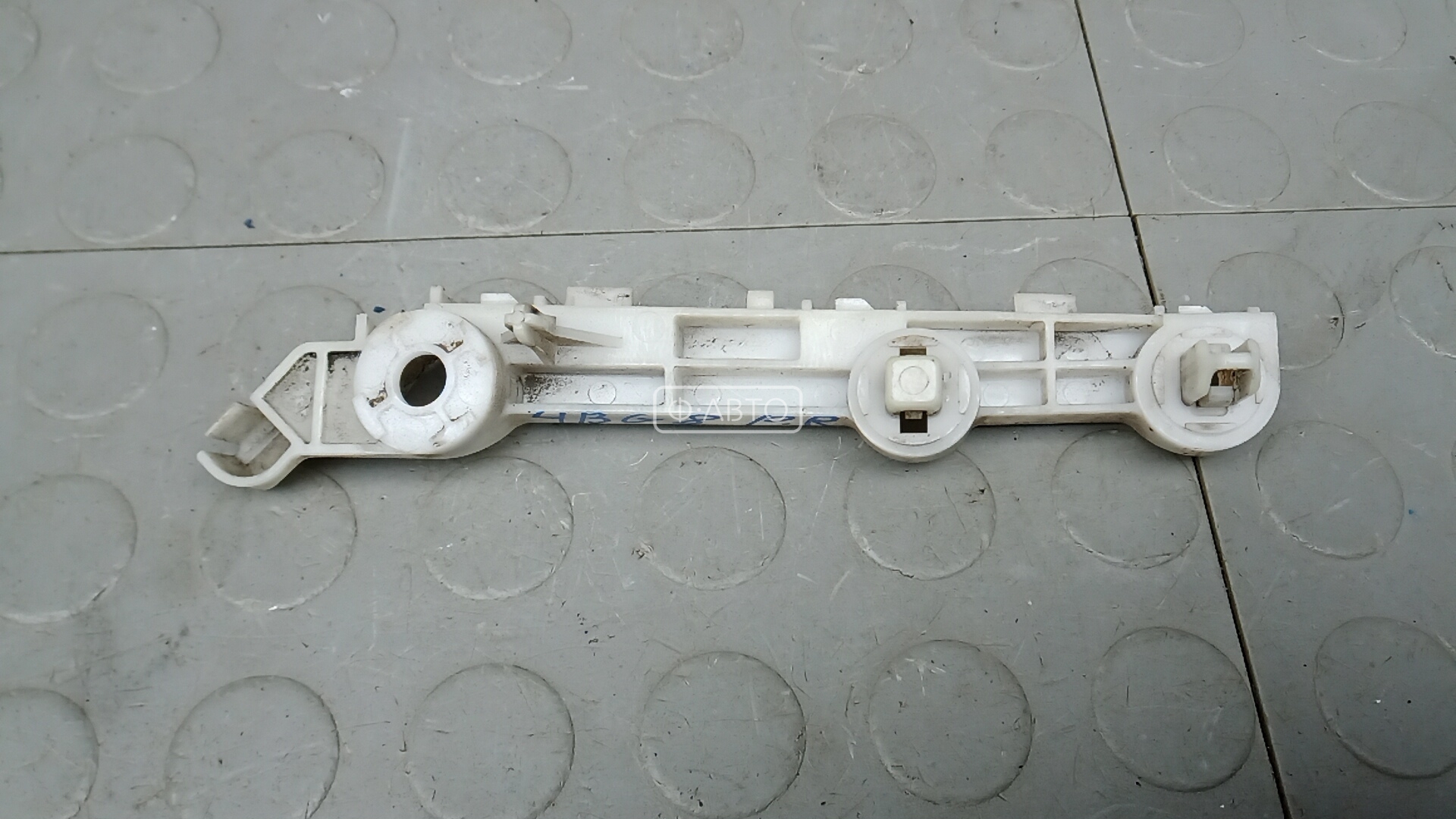 Крепление бампера переднее