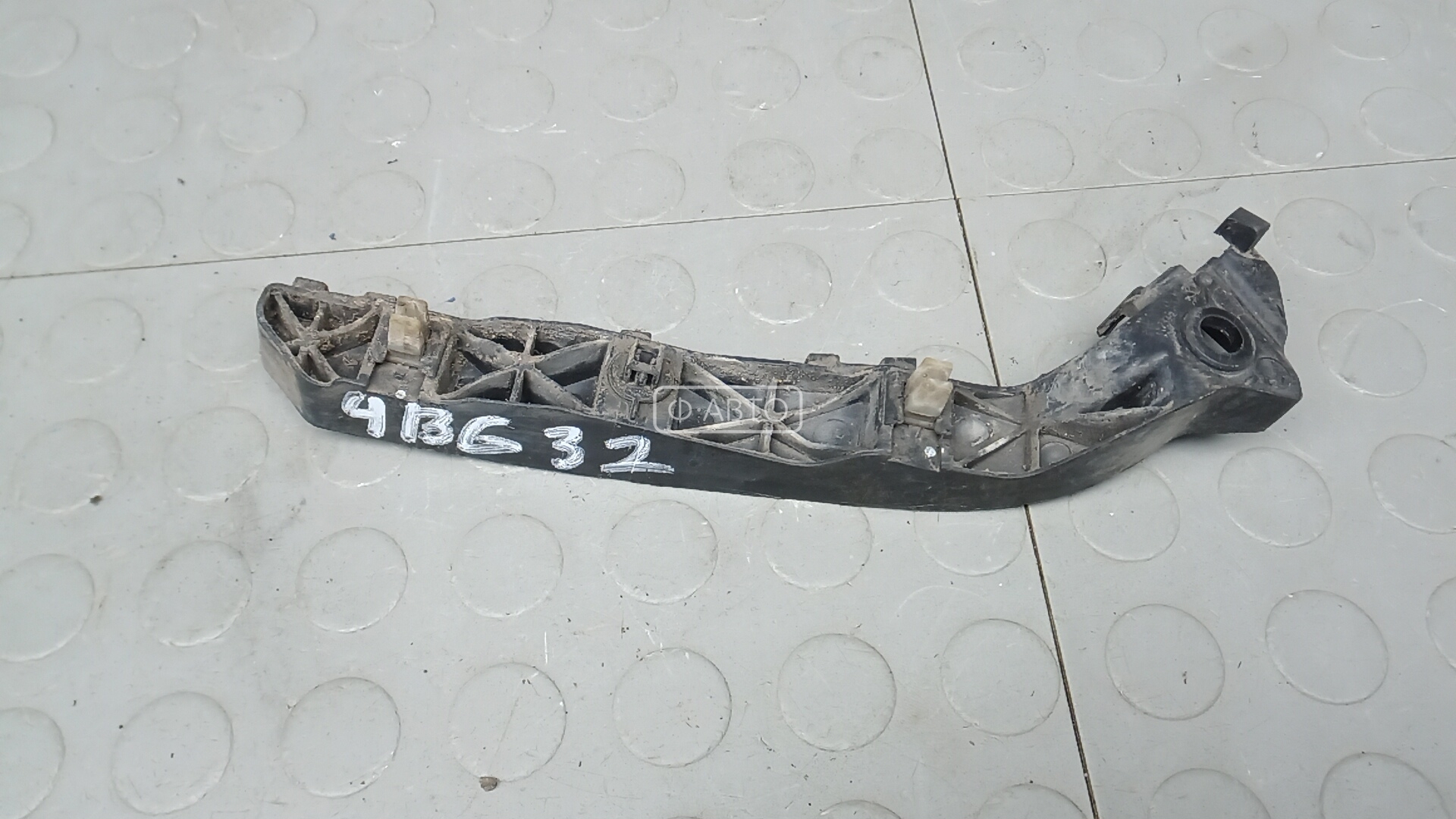 Крепление бампера переднее