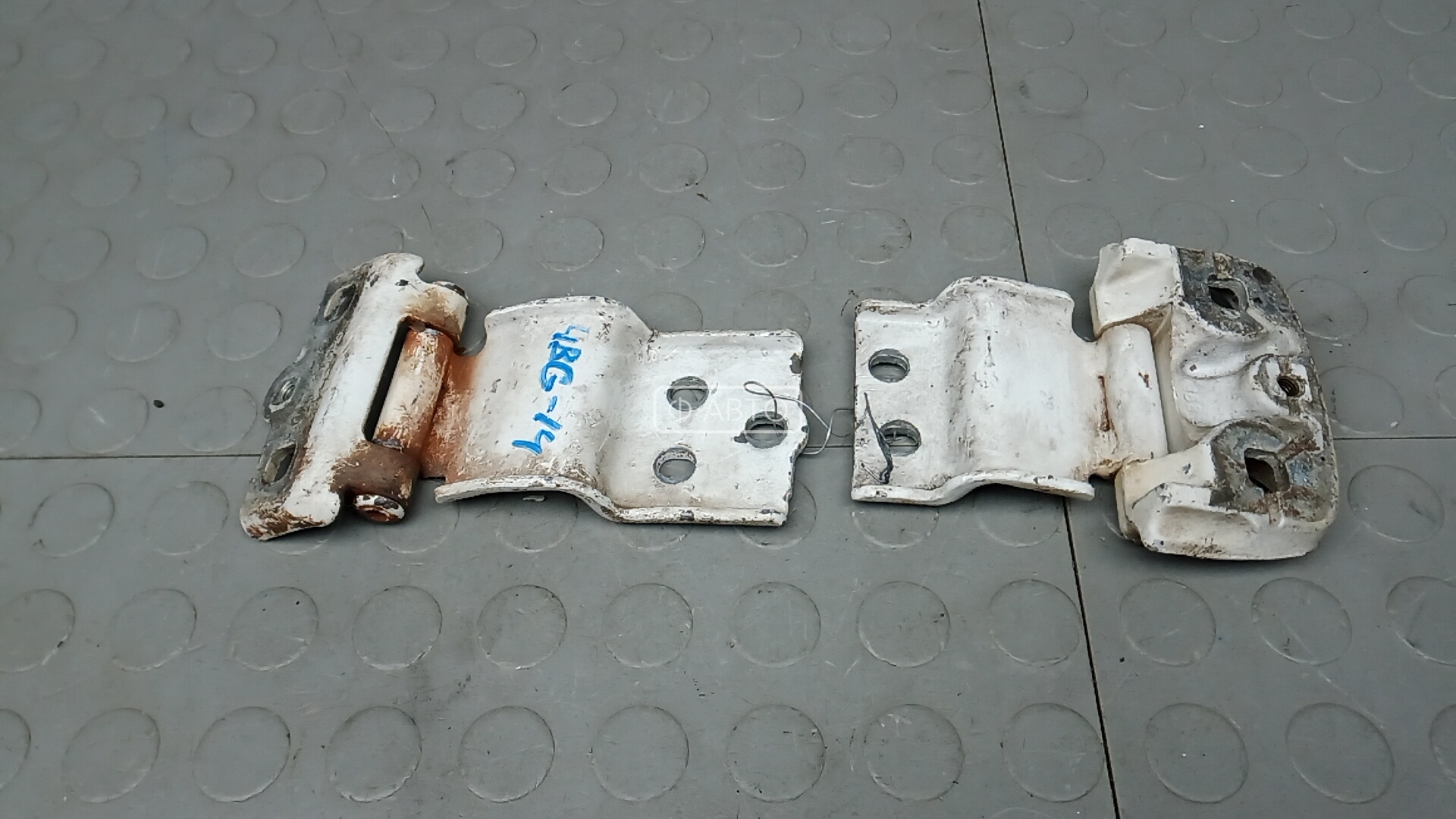 Петля двери распашной правой