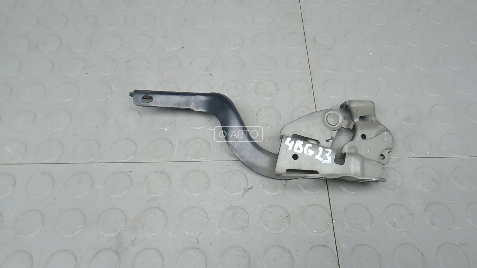 Петля капота