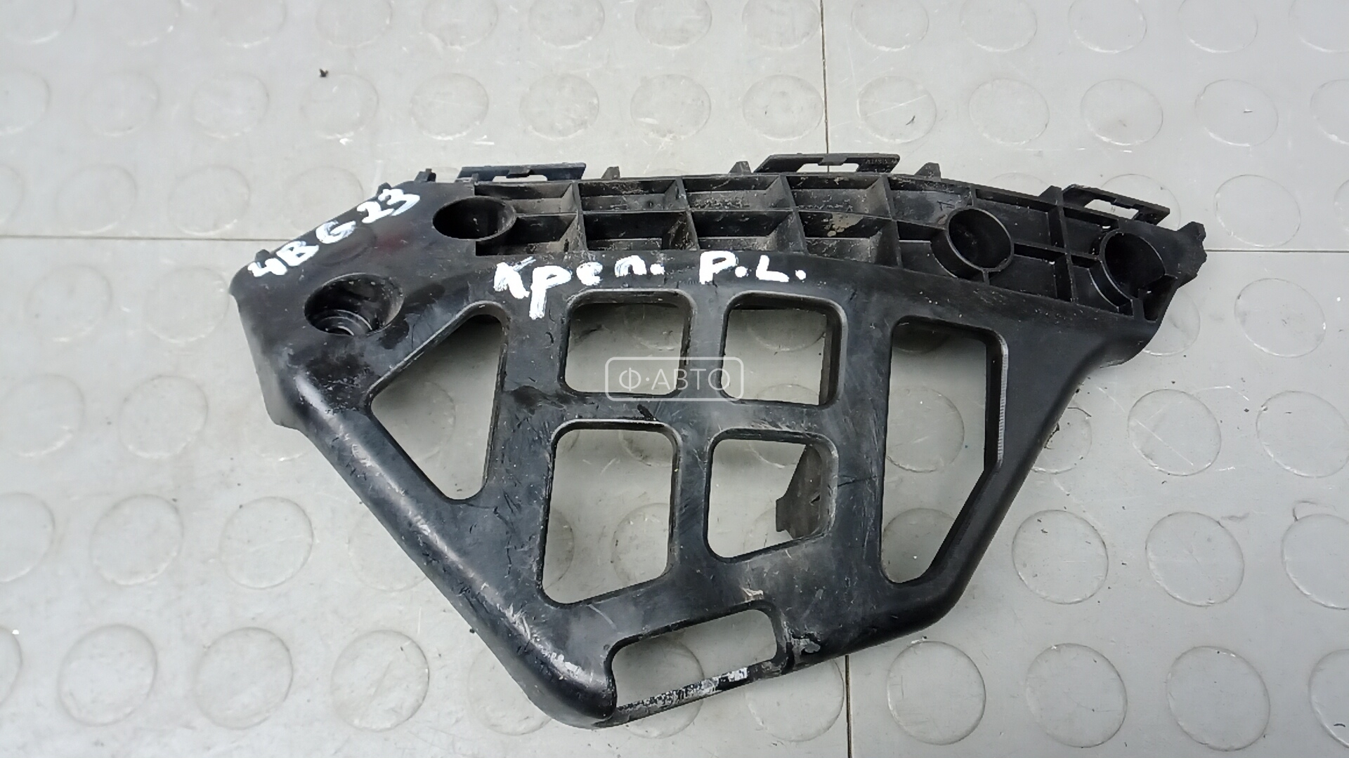 Крепление бампера переднее