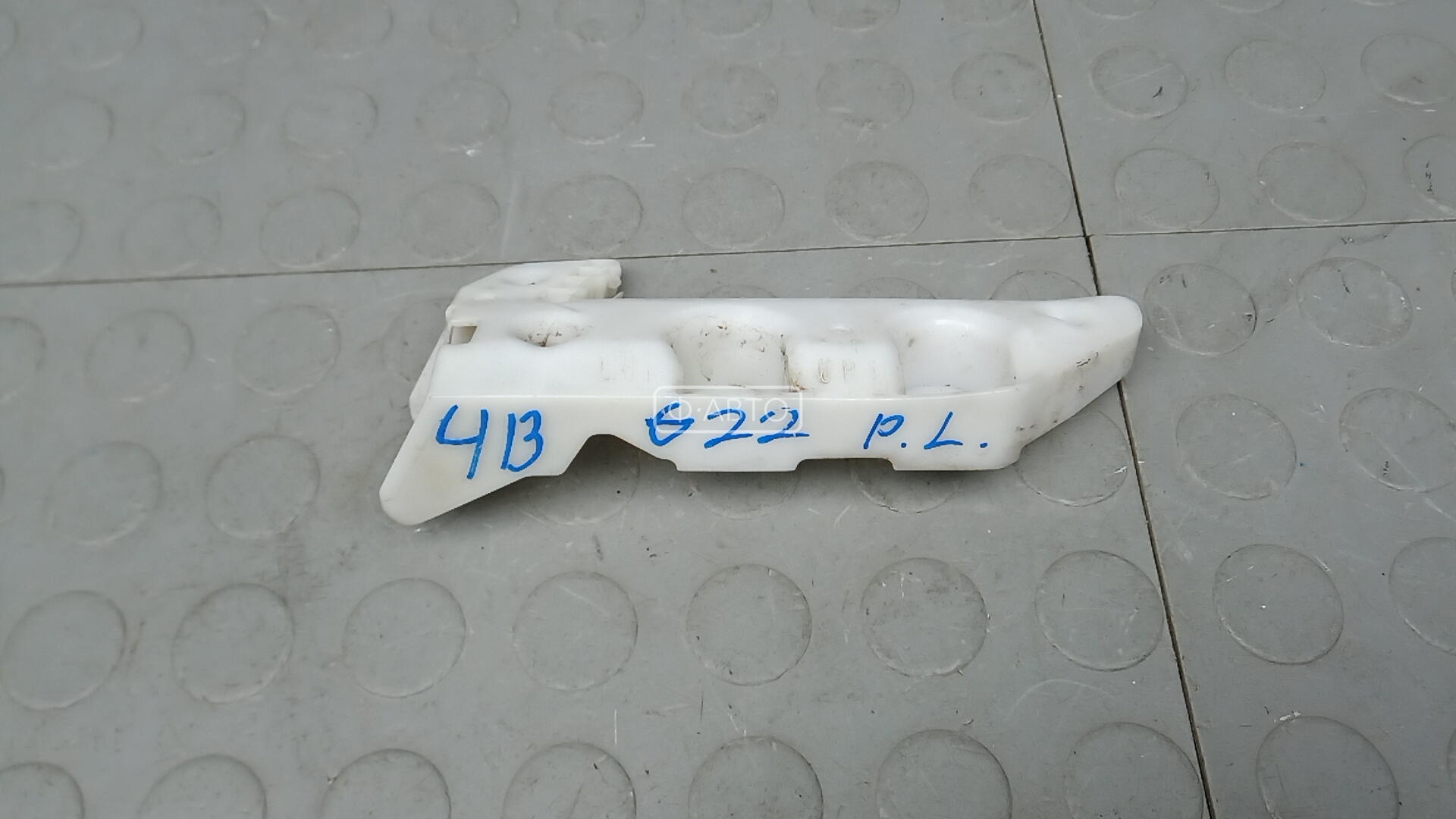 Крепление бампера переднее