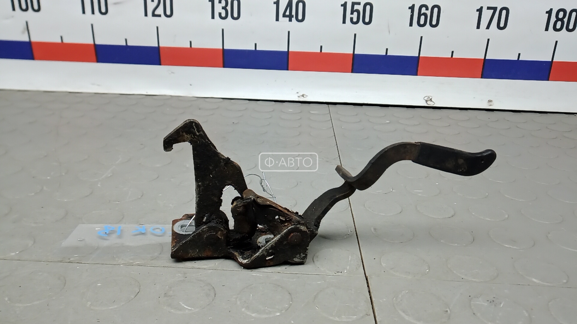 Замок капота