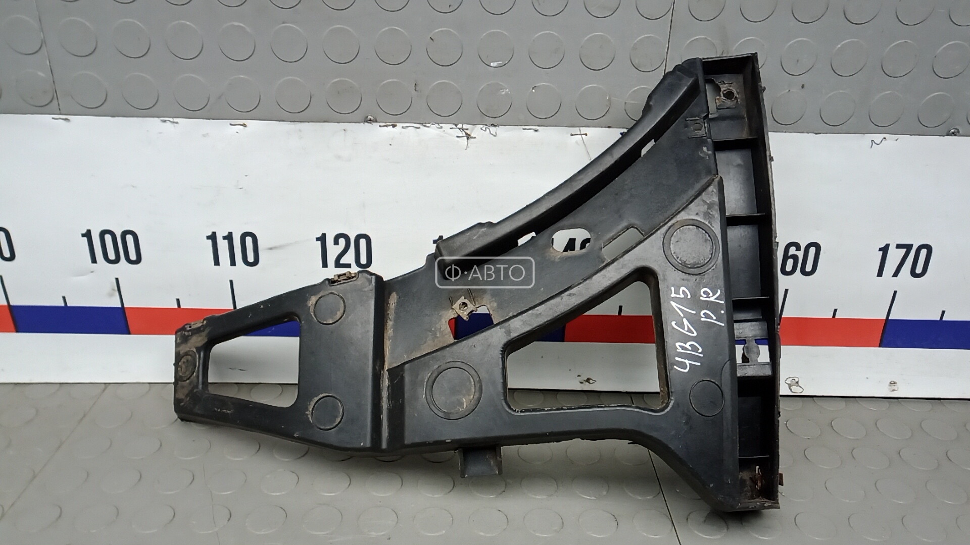 Крепление бампера переднее