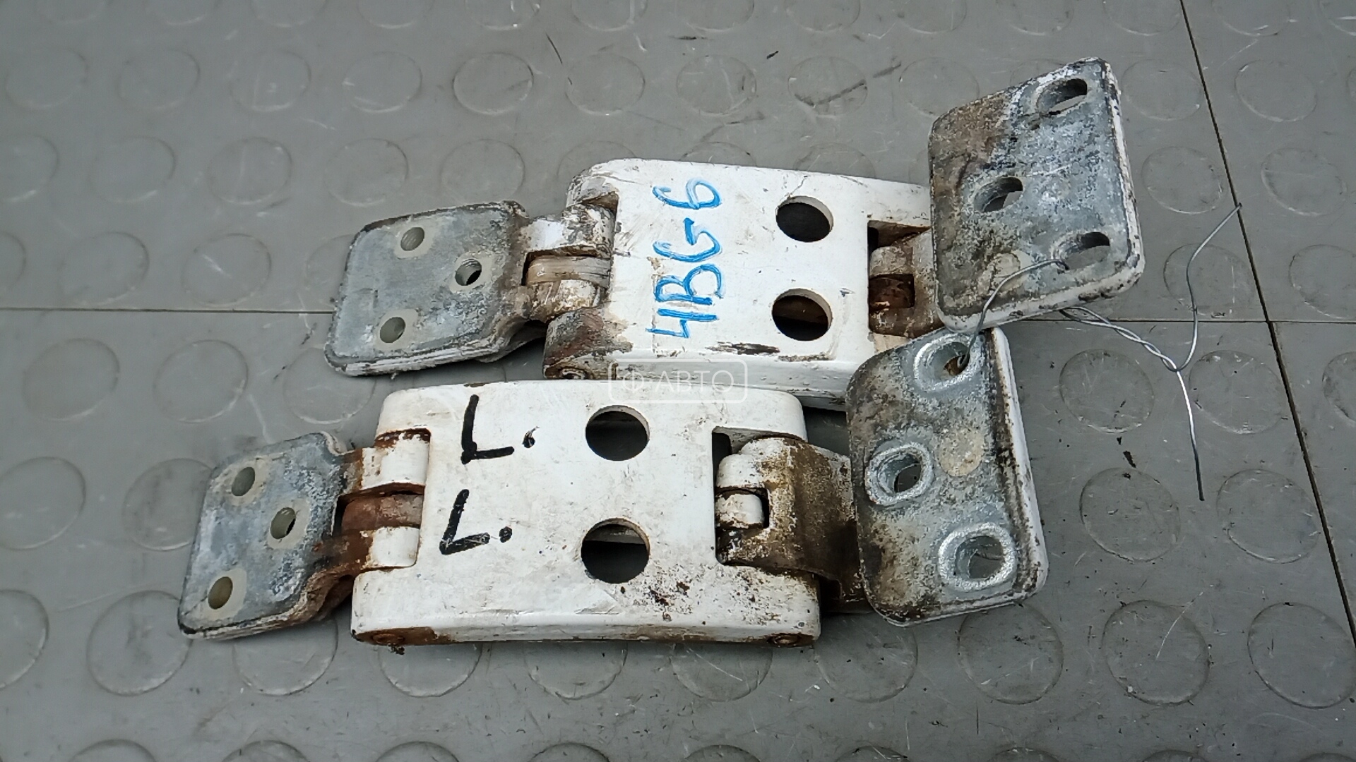 Петля двери распашной левой