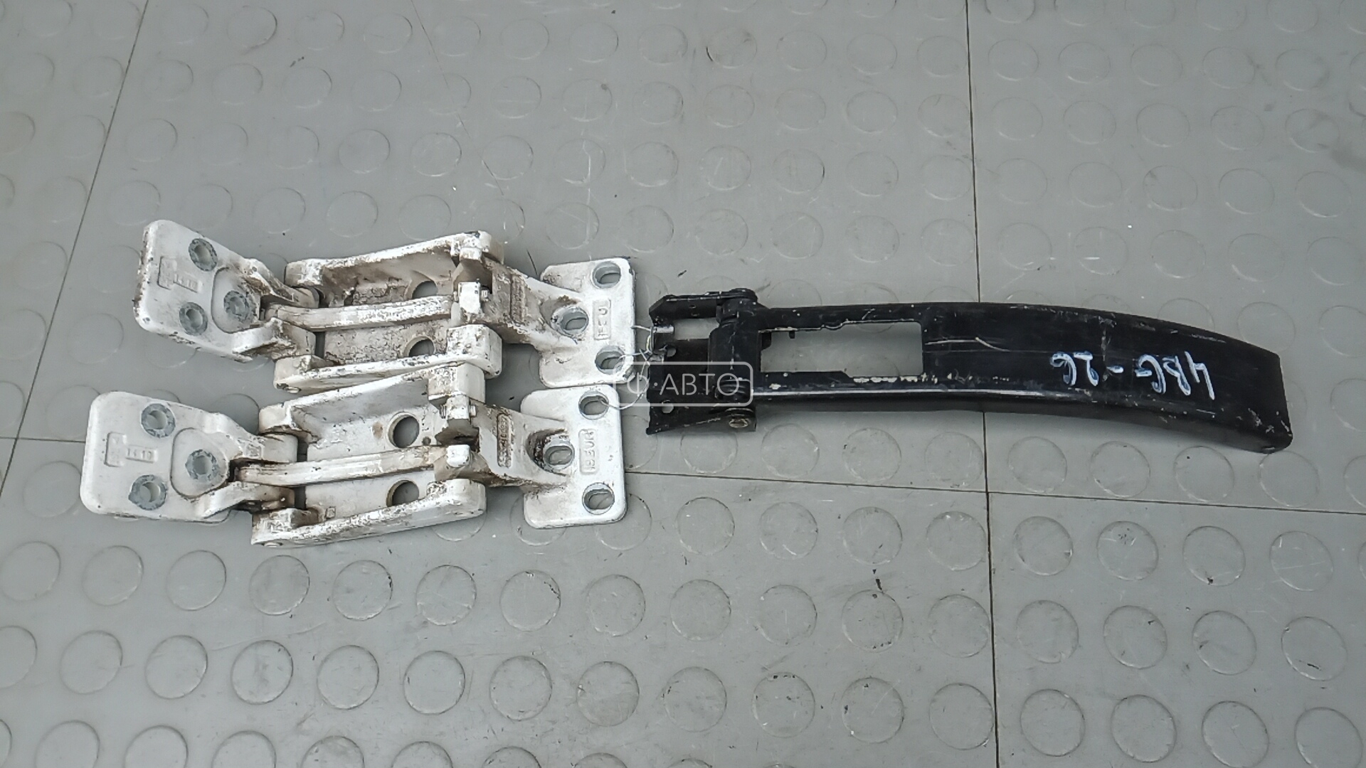 Петля двери распашной левой