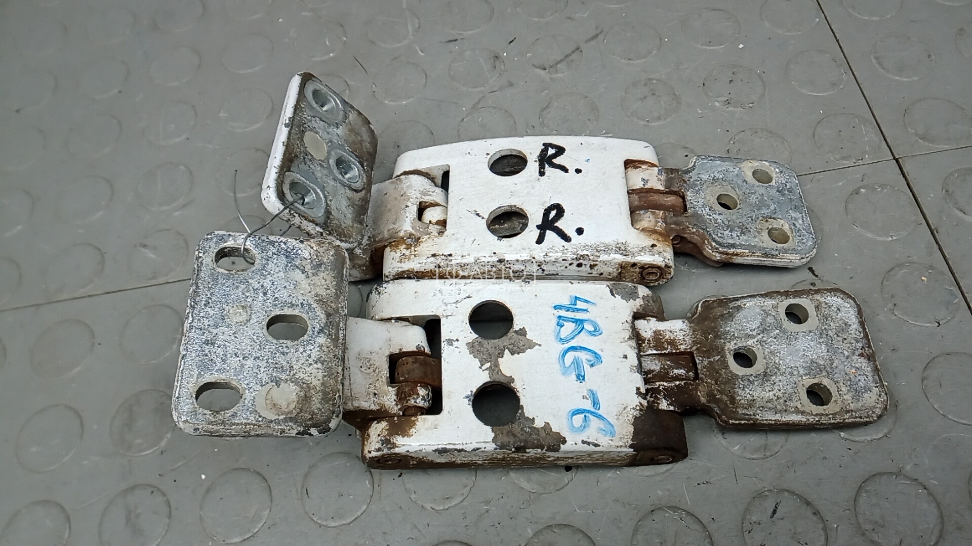 Петля двери распашной правой