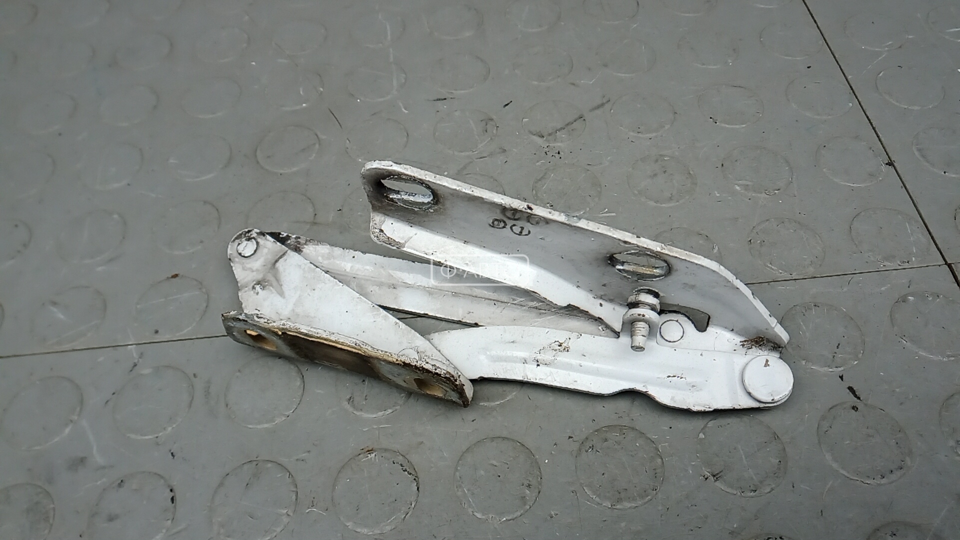 Петля капота