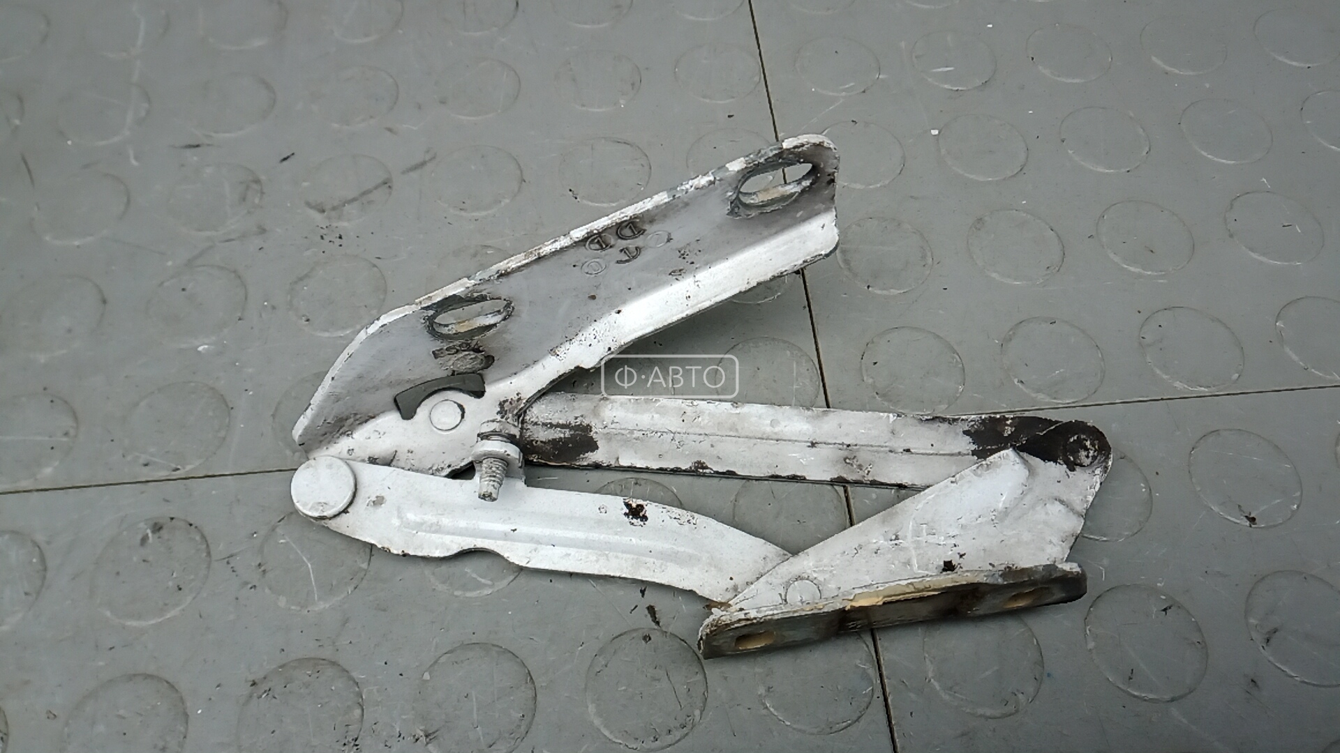 Петля капота