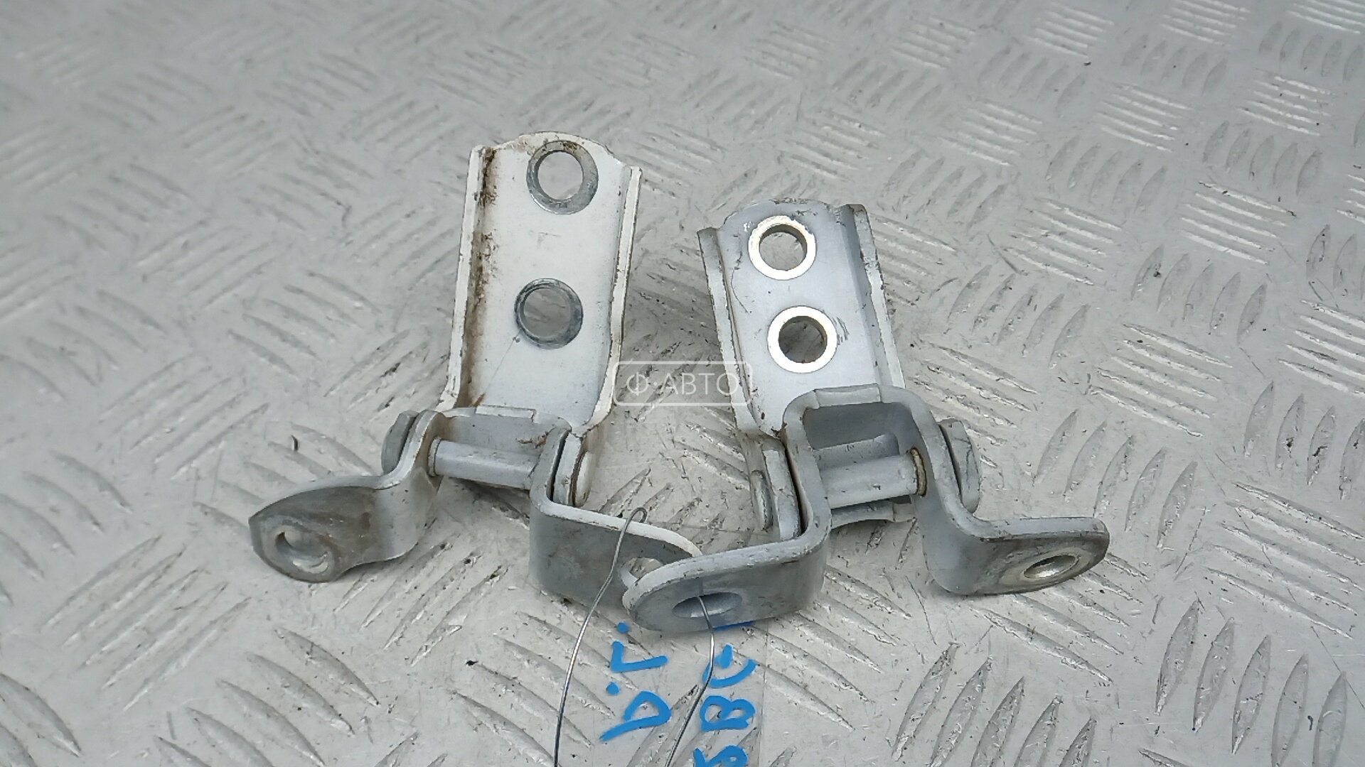 Петля передняя левая