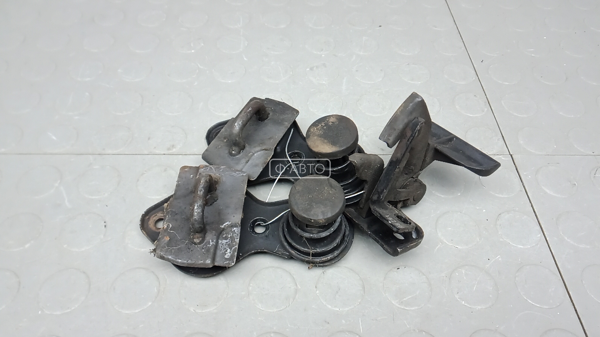 Замок капота