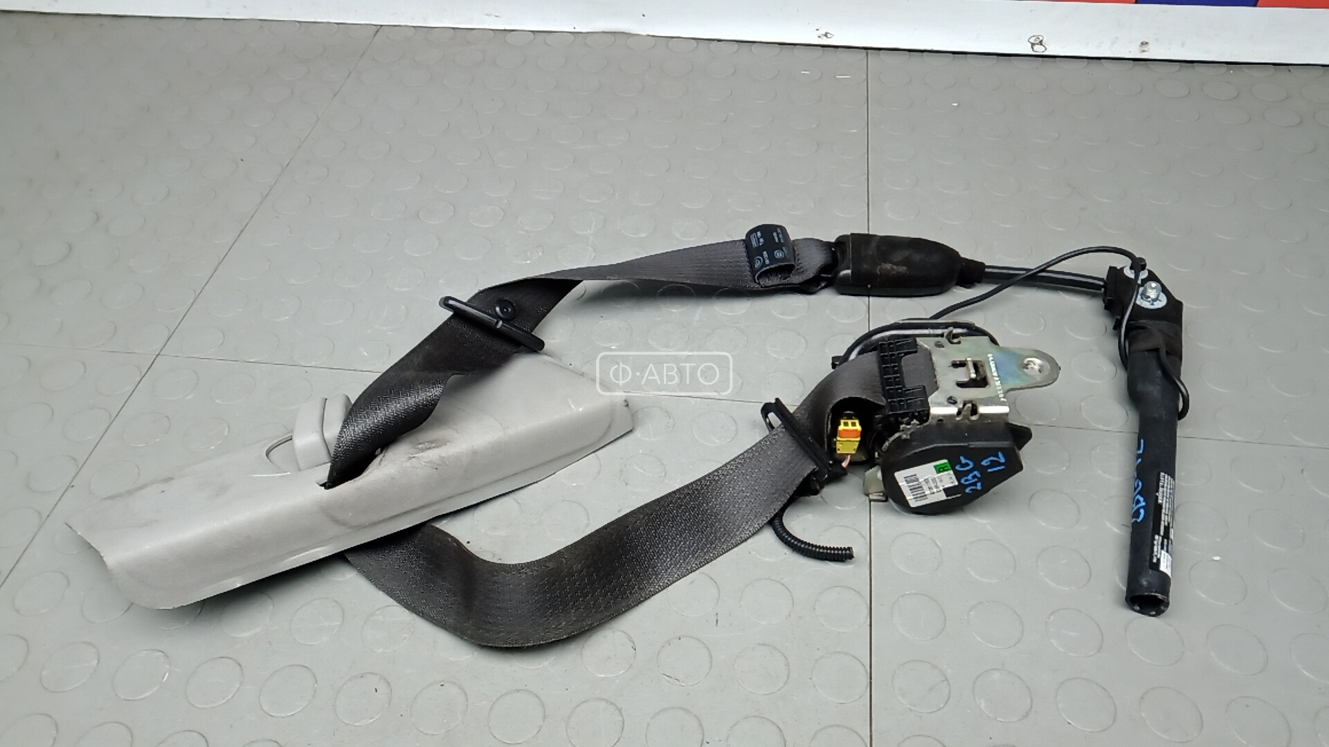 Ремень безопасности с пиропатроном сиденья переднего