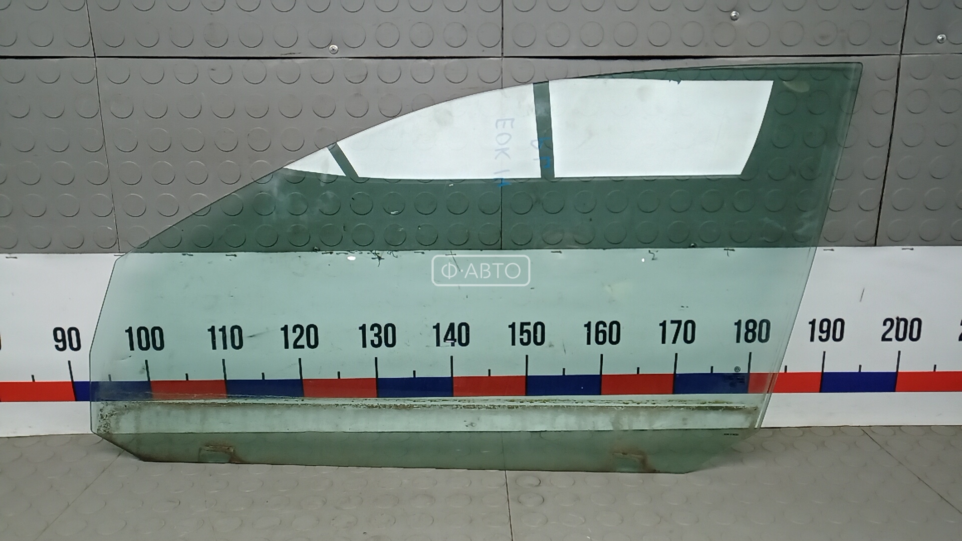 Стекло двери передней левой