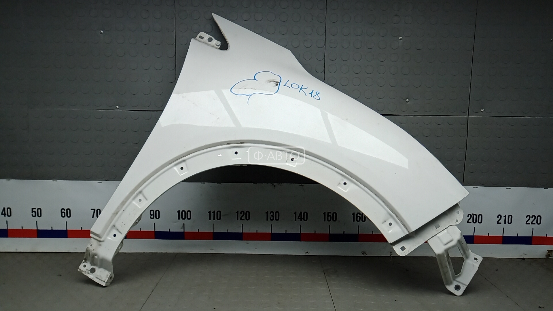 Крыло переднее правое