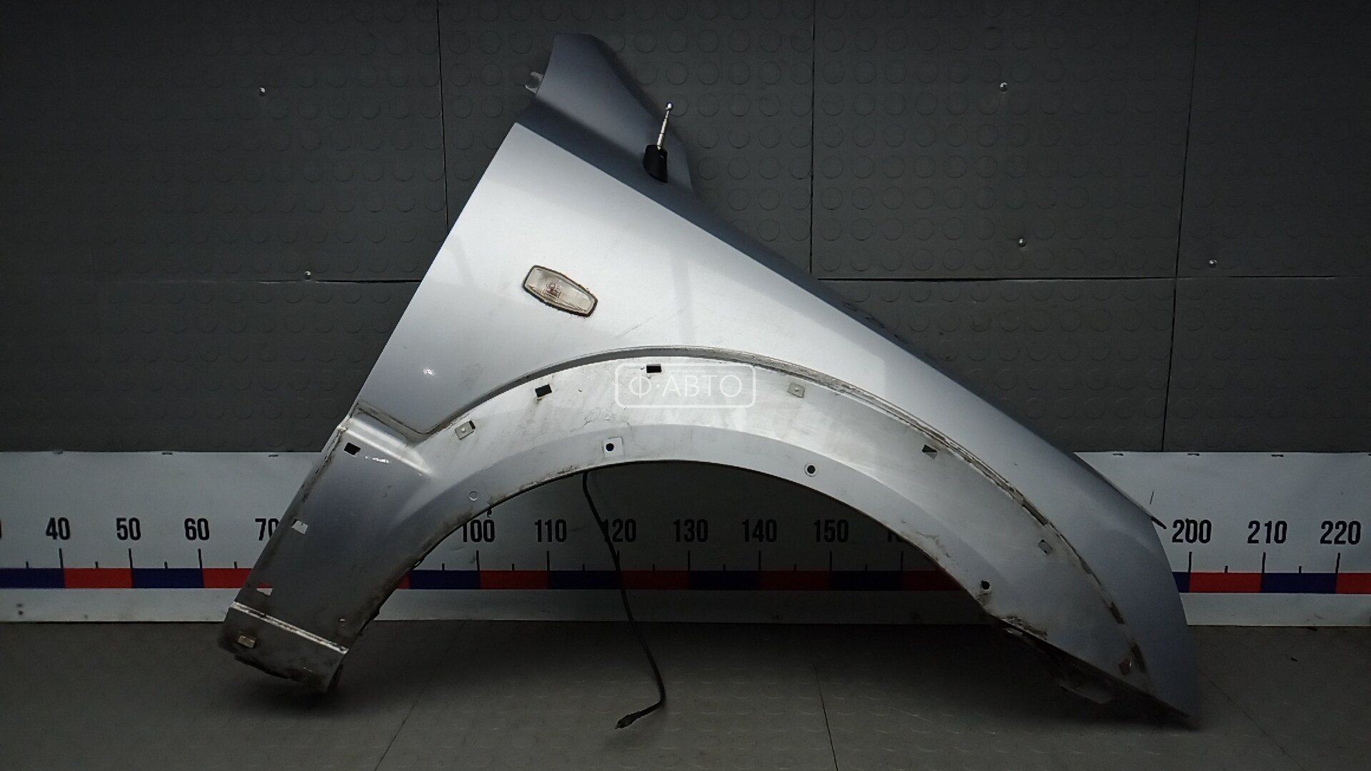 Крыло переднее правое