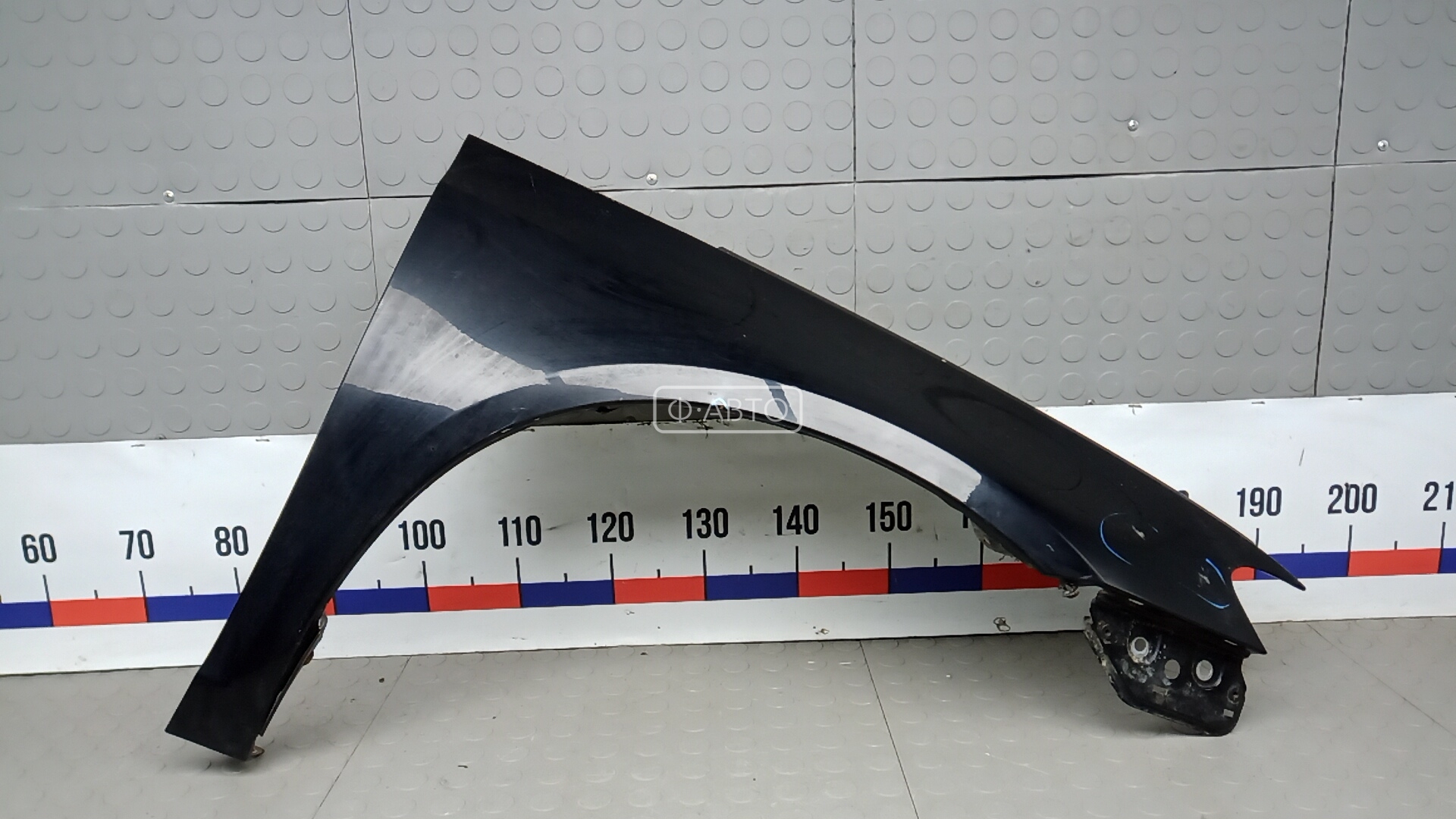 Крыло переднее правое