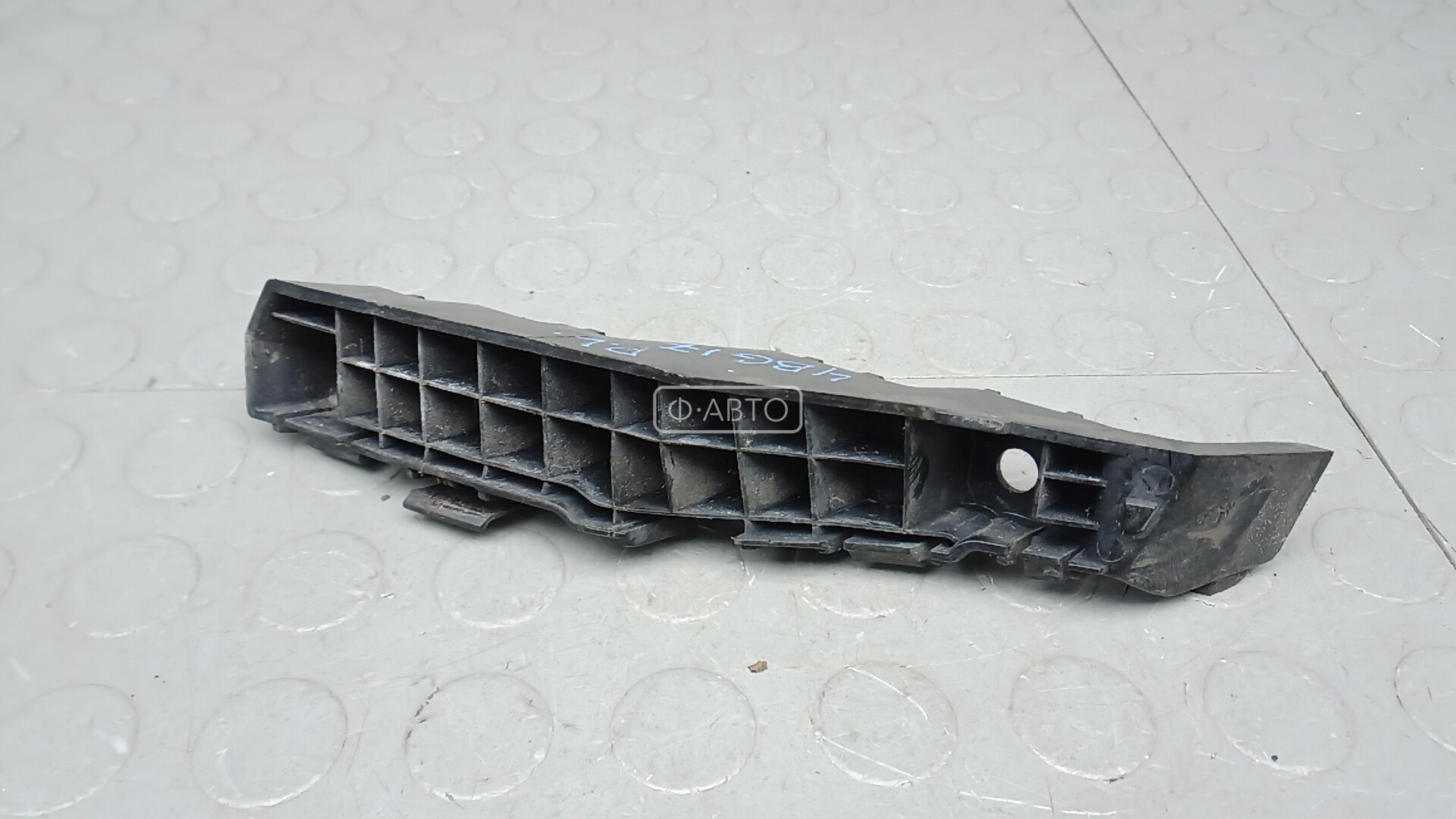 Крепление бампера переднее