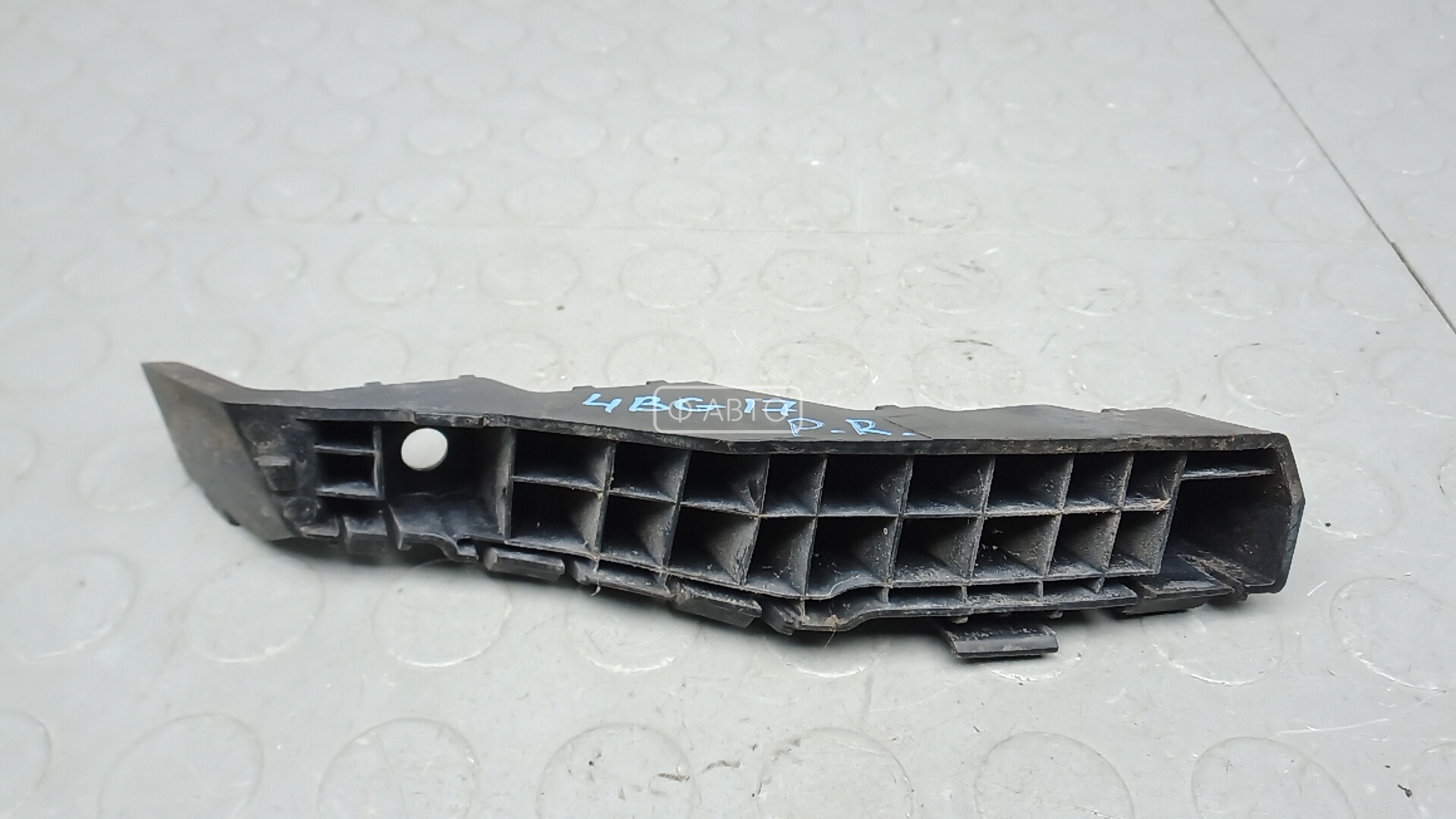 Крепление бампера переднее