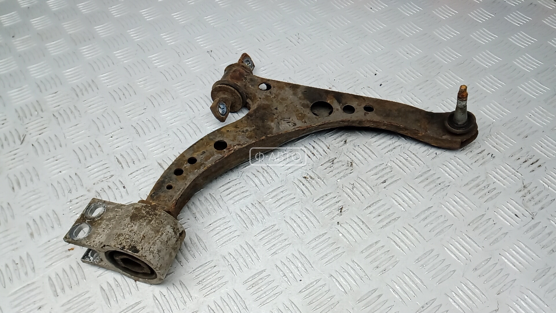 Рычаг передний нижний правый