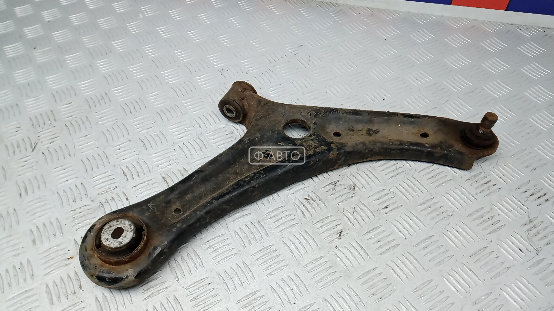 Рычаг передний нижний правый