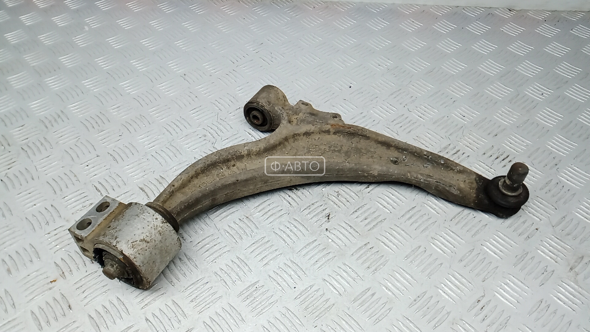 Рычаг передний нижний правый