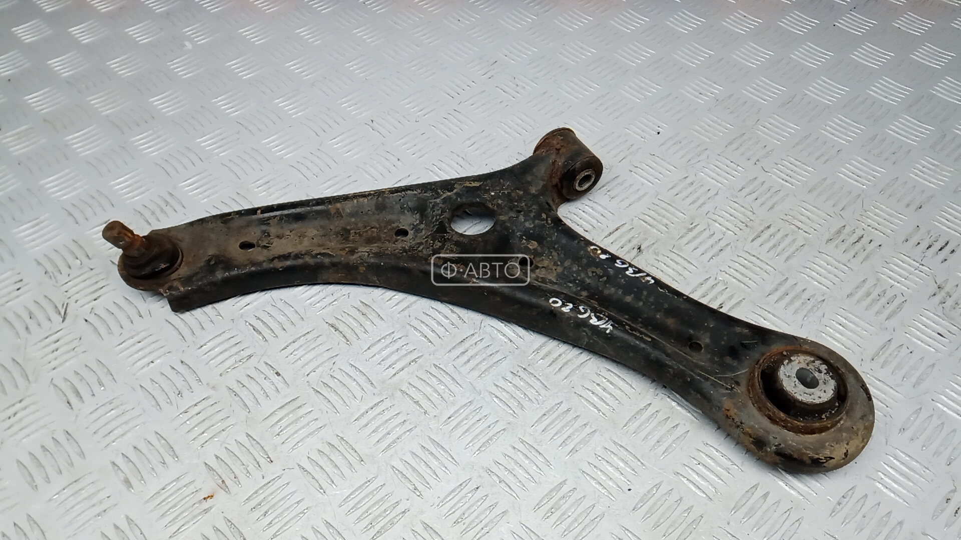 Рычаг передний нижний левый